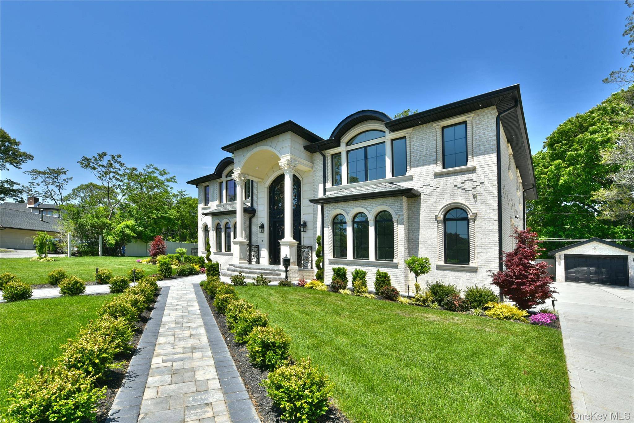 33 Parkway DR, Roslyn Heights, NY 11577