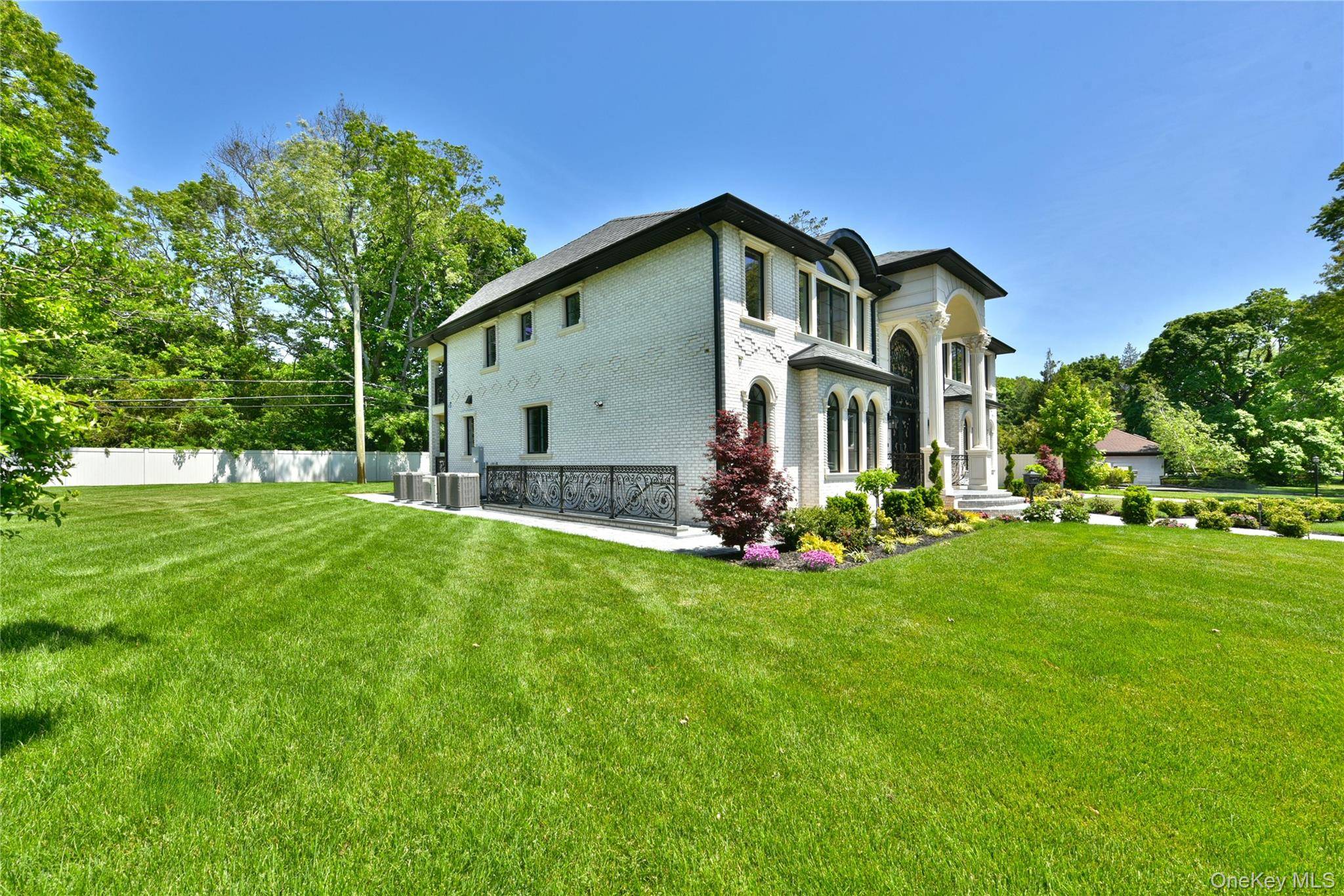 33 Parkway DR, Roslyn Heights, NY 11577