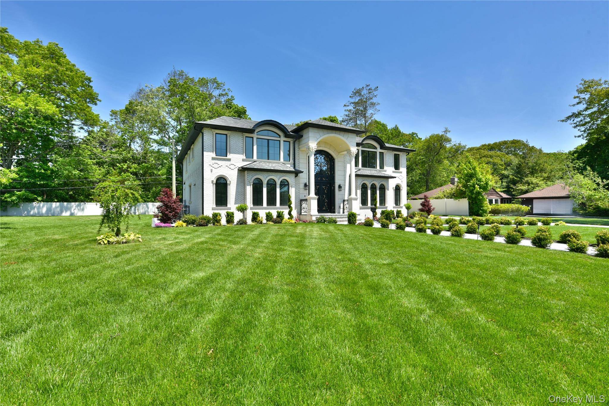 33 Parkway DR, Roslyn Heights, NY 11577
