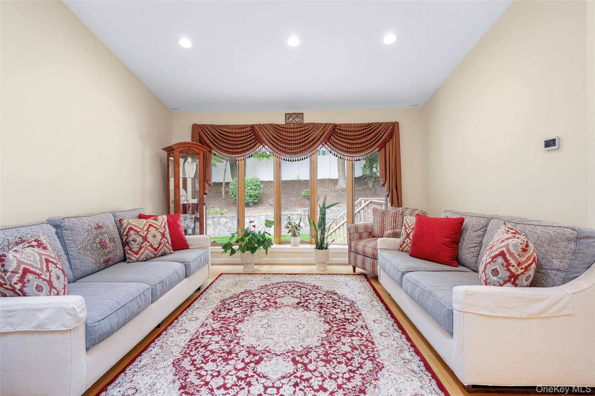 5 Oakridge RD, White Plains, NY 10607