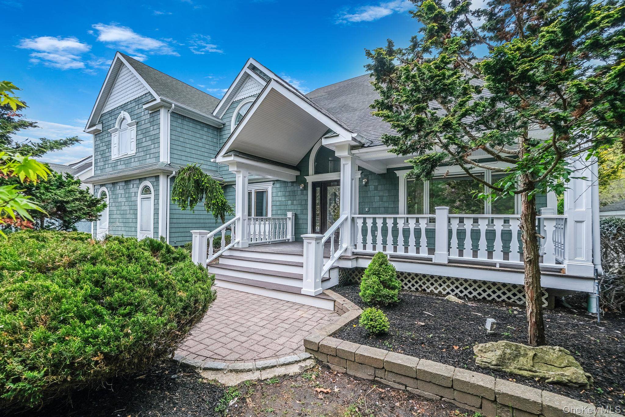 6 Robert CT, Center Moriches, NY 11934