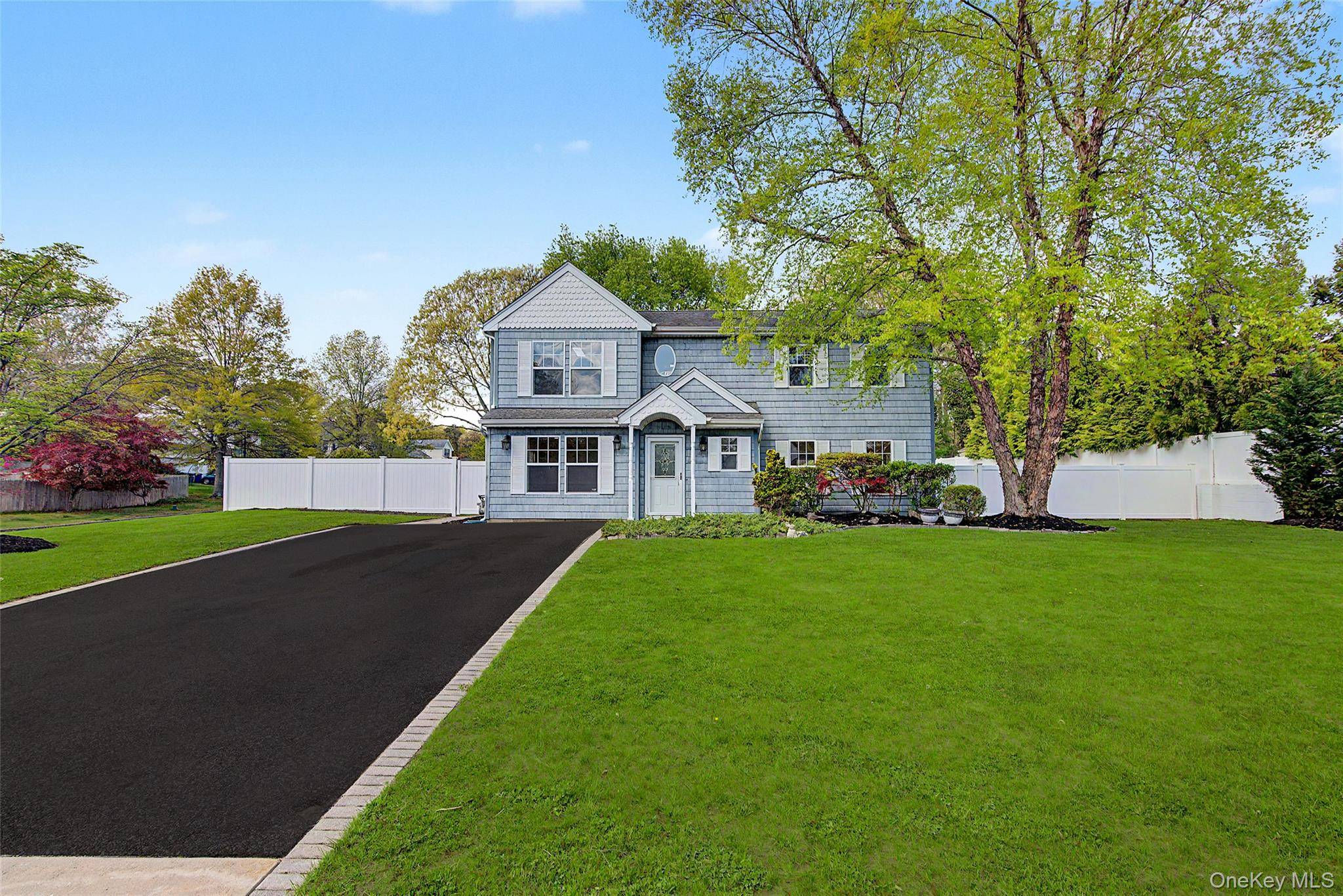 6 Lyons LN, Coram, NY 11727