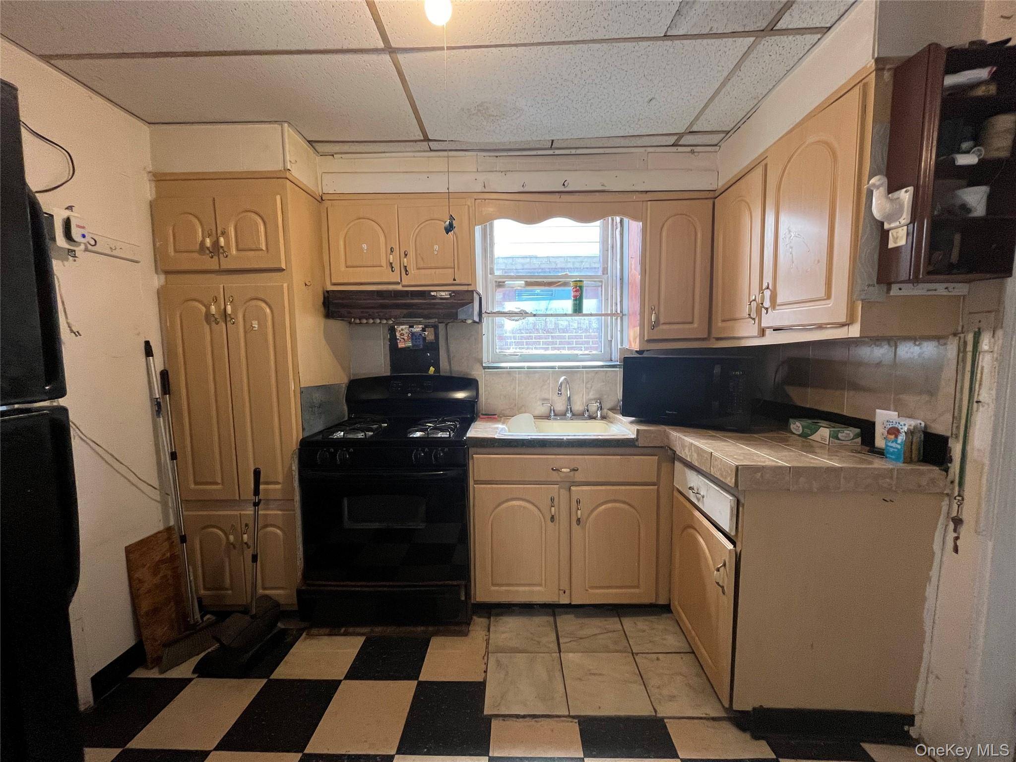 10438 202nd ST, Saint Albans, NY 11412
