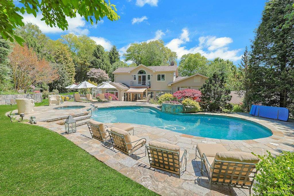 1 Rock Hill LN, Scarsdale, NY 10583