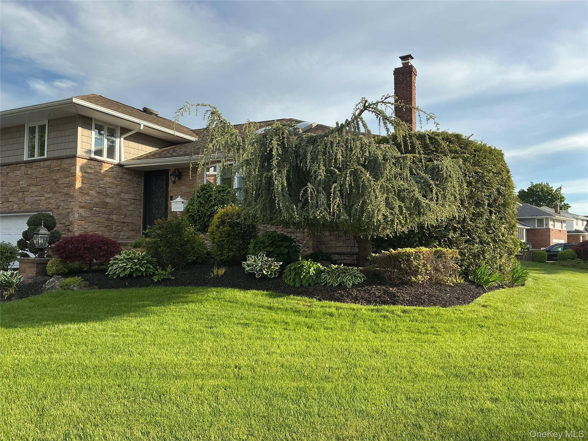 909 Berkshire DR, Westbury, NY 11590