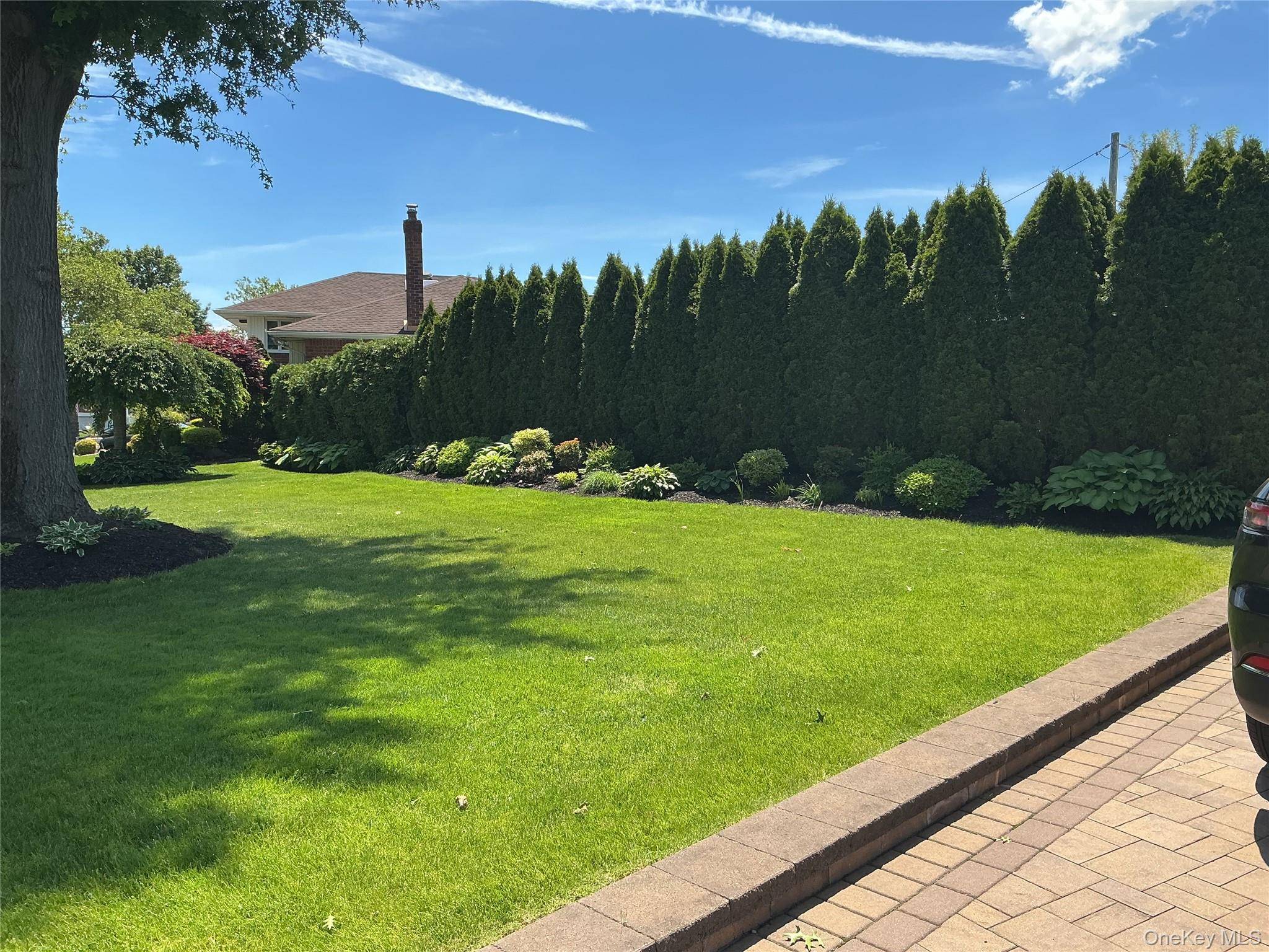 909 Berkshire DR, Westbury, NY 11590