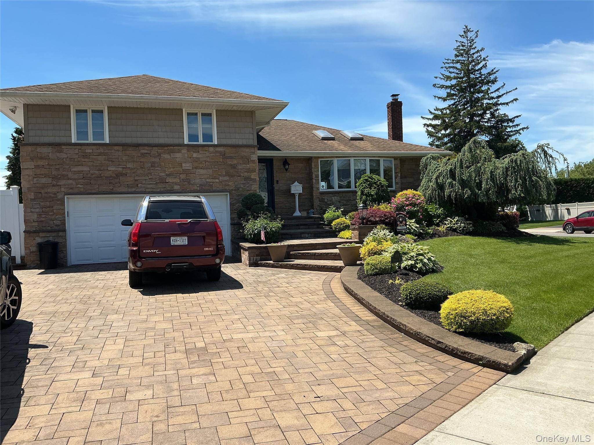 909 Berkshire DR, Westbury, NY 11590