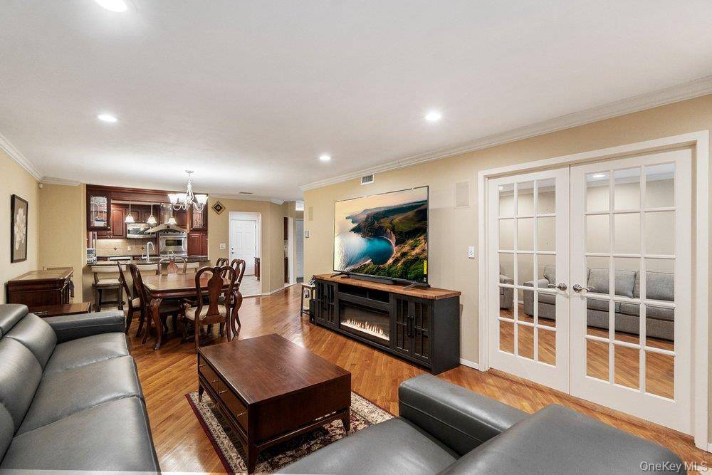 109 Foxwood DR, Jericho, NY 11753