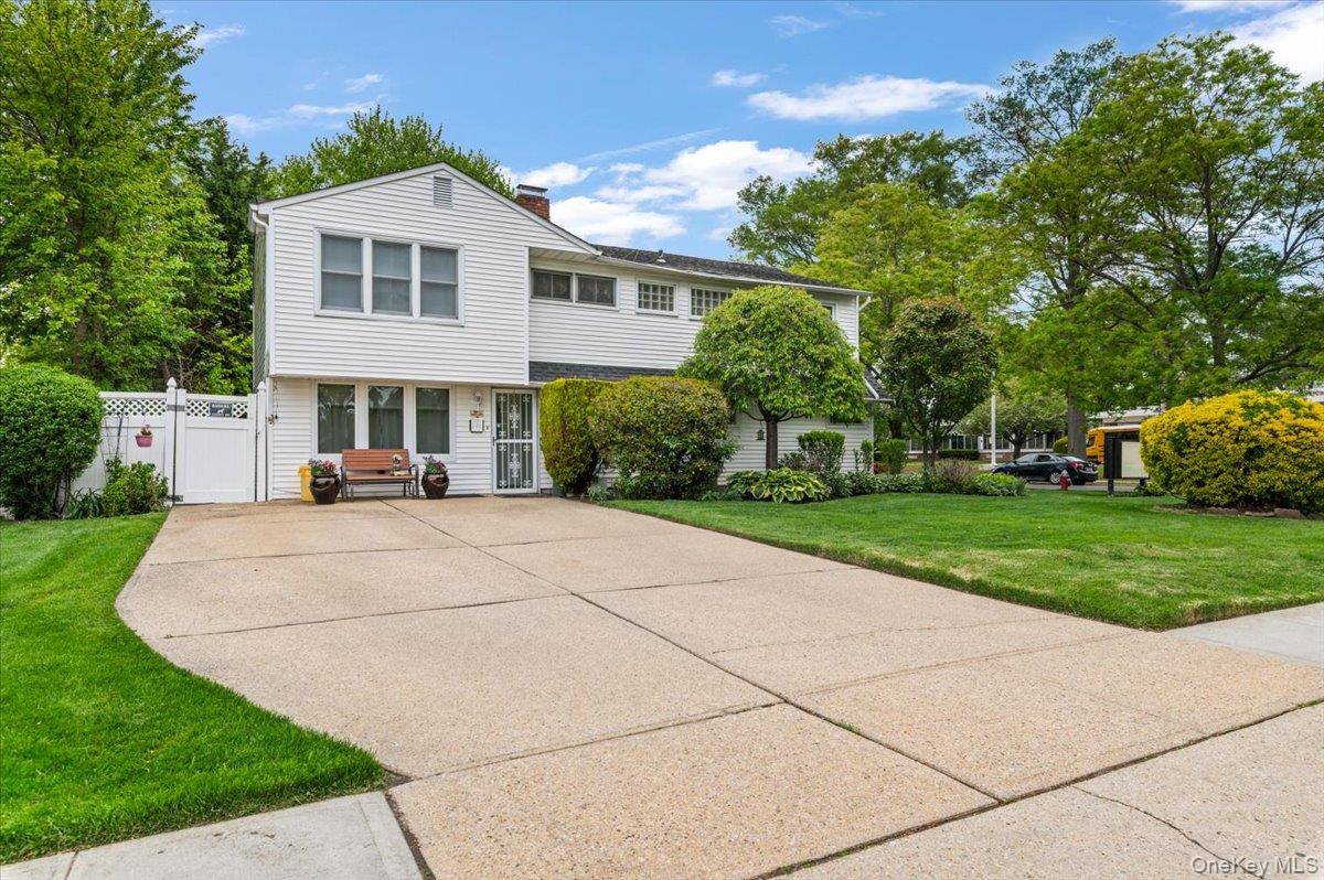 57 Meeting LN, Hicksville, NY 11801