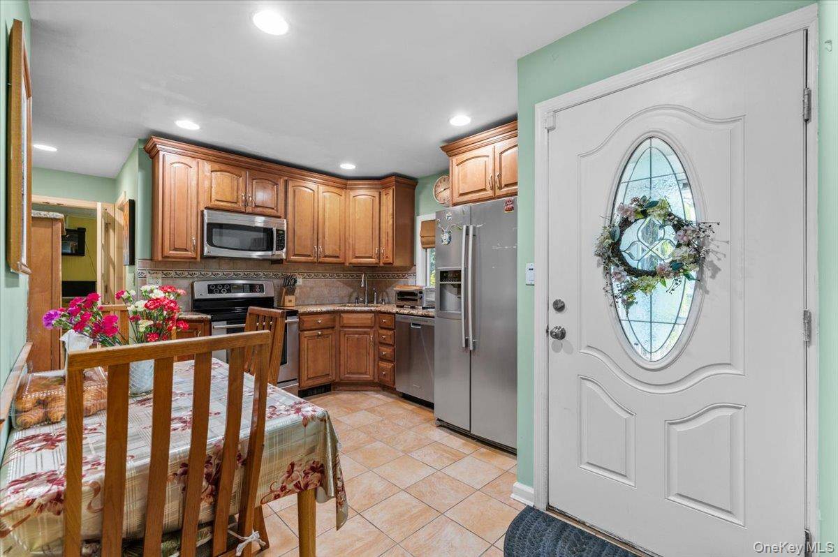 57 Meeting LN, Hicksville, NY 11801