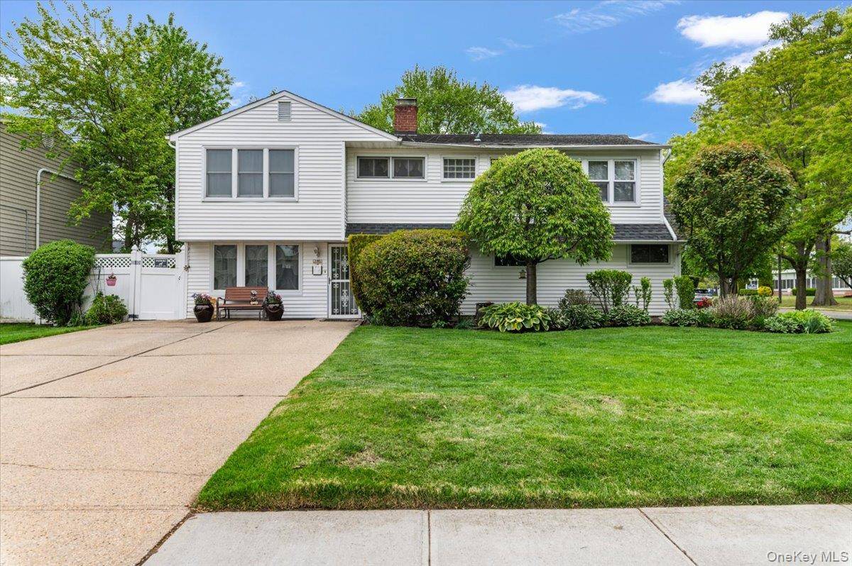 57 Meeting LN, Hicksville, NY 11801