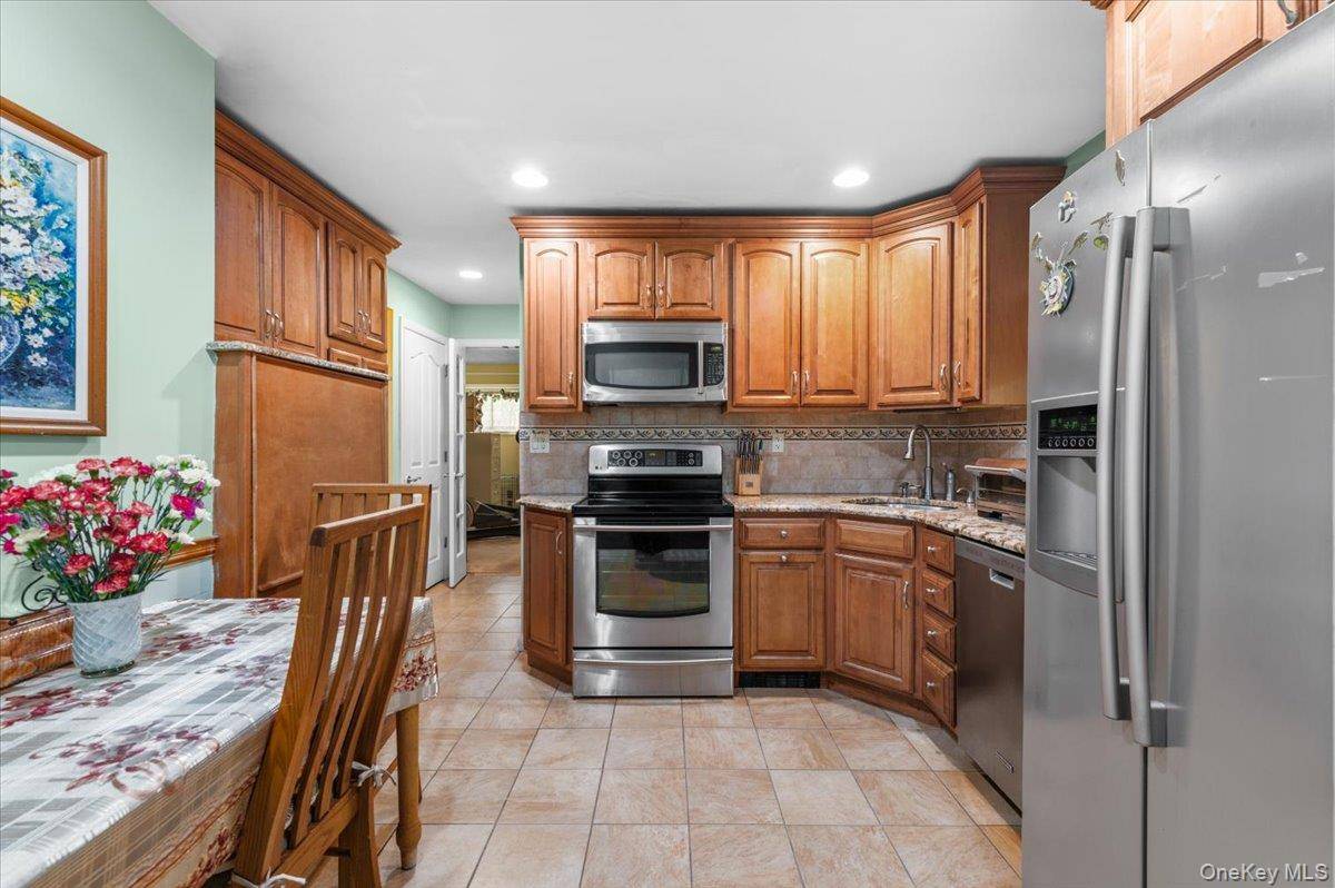 57 Meeting LN, Hicksville, NY 11801