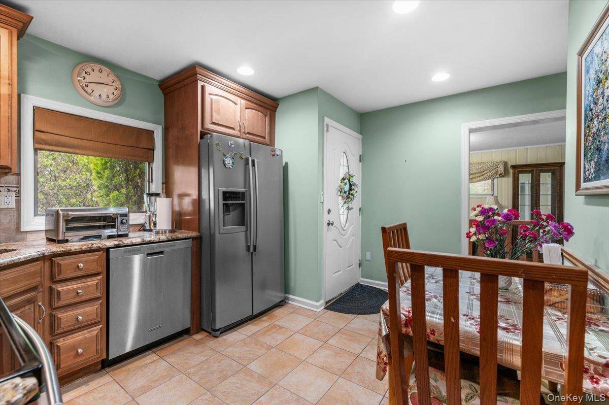 57 Meeting LN, Hicksville, NY 11801