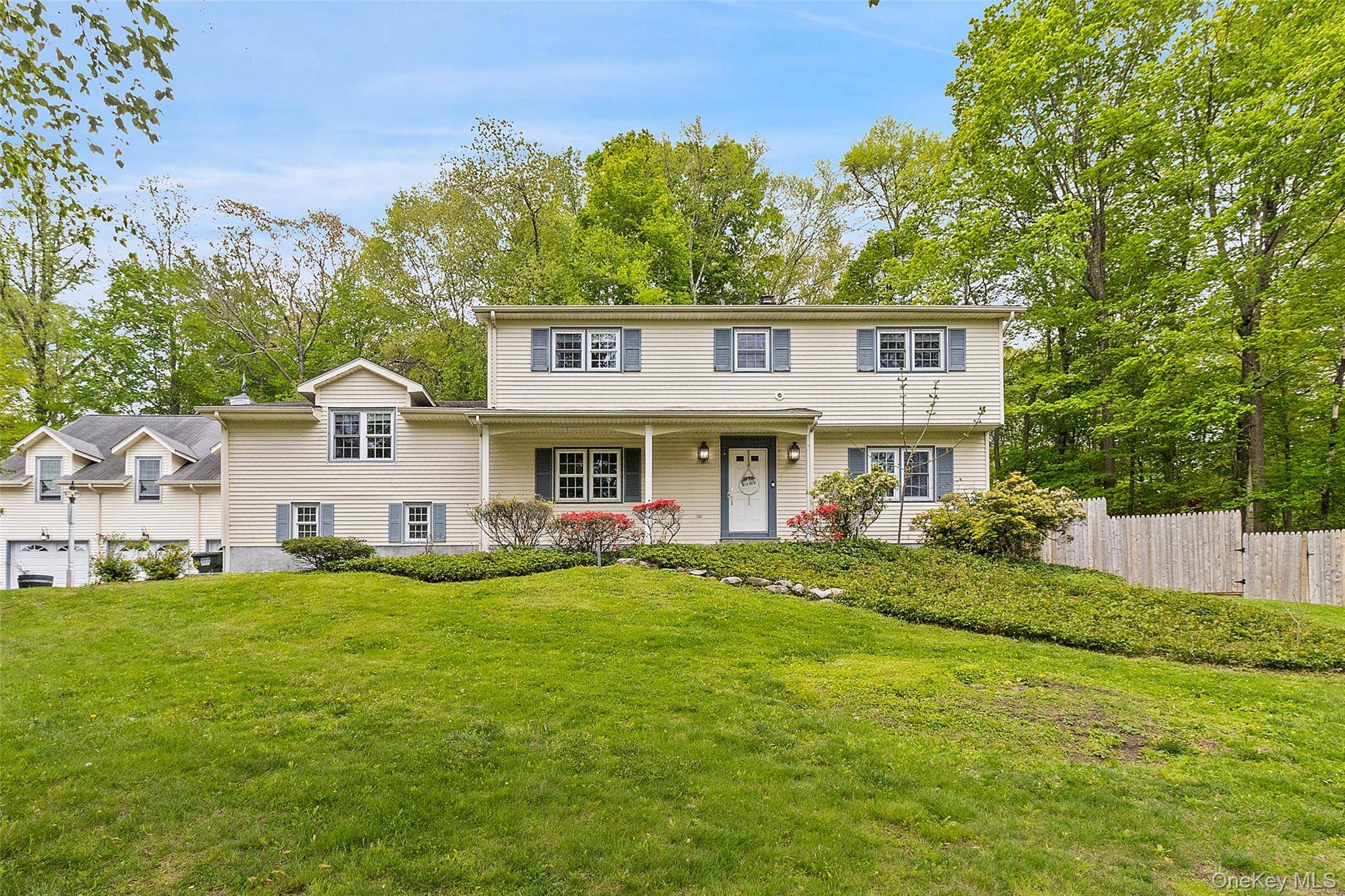 2 Watergate DR, Amawalk, NY 10501