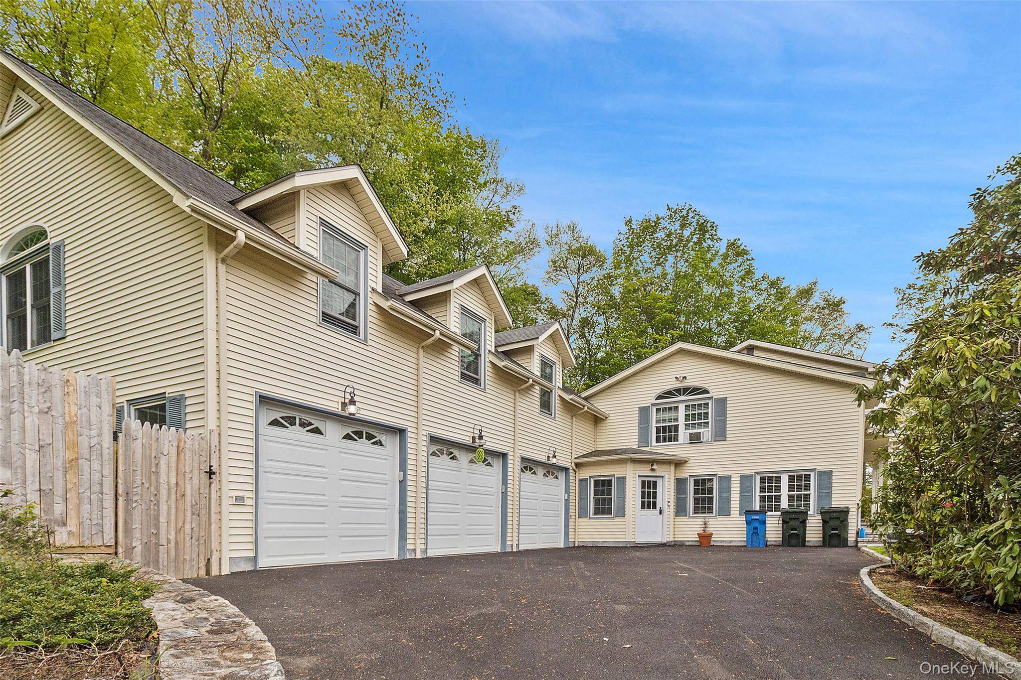 2 Watergate DR, Amawalk, NY 10501