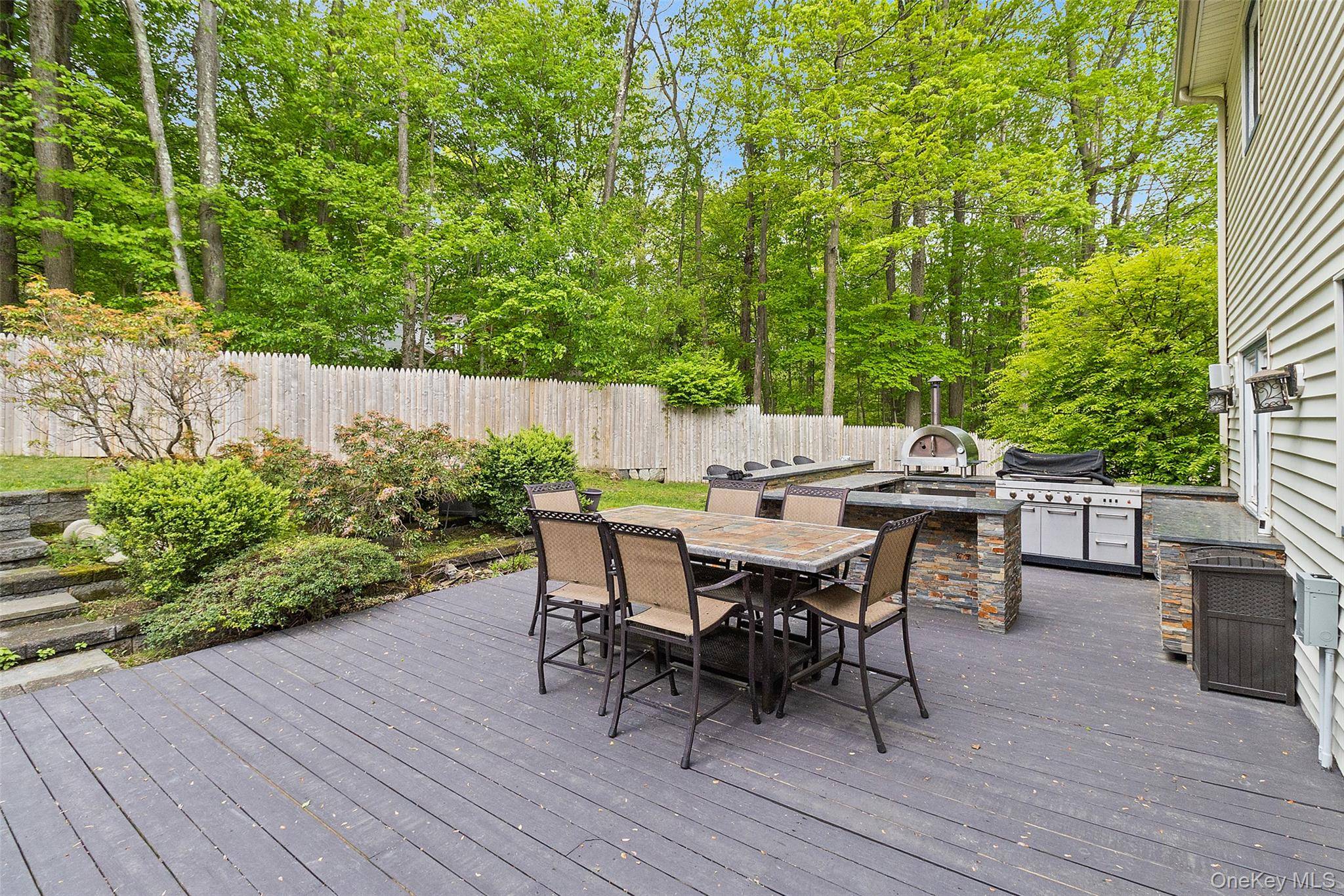 2 Watergate DR, Amawalk, NY 10501