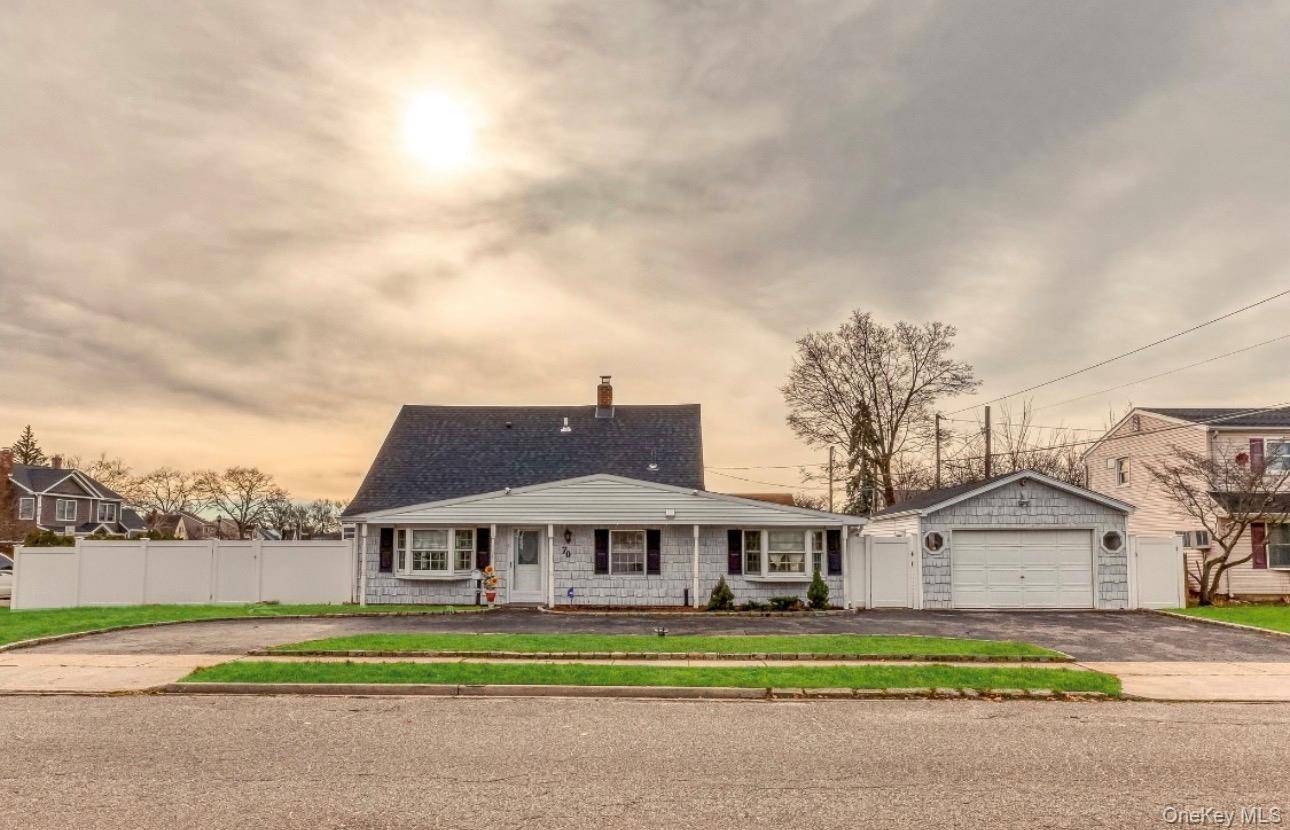 70 Sycamore LN, Levittown, NY 11756