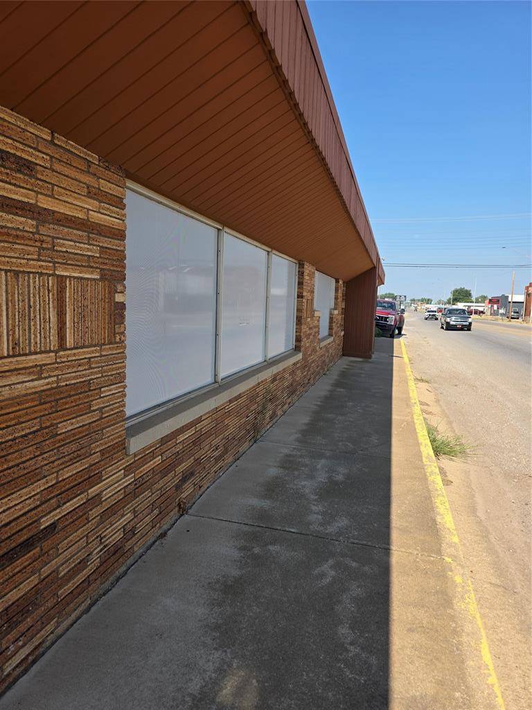102 S Main, Lindsay, OK 73052
