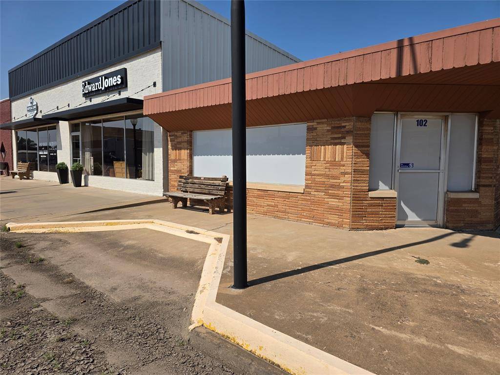 102 S Main, Lindsay, OK 73052