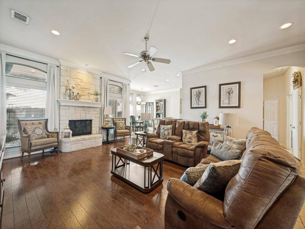 8115 Oak Hollow Drive, Arlington, TX 76001