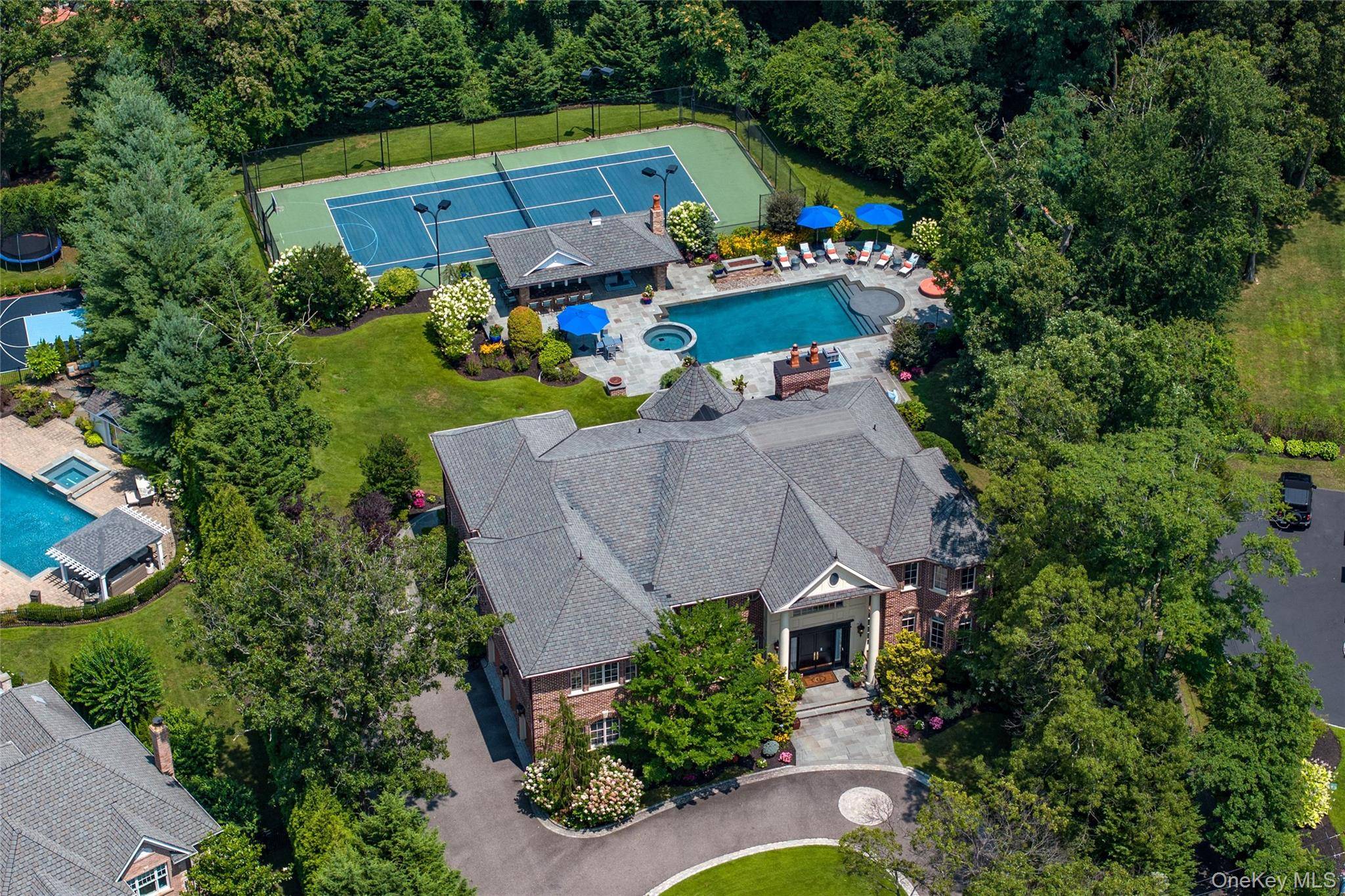 5 Kodiak DR, Woodbury, NY 11797