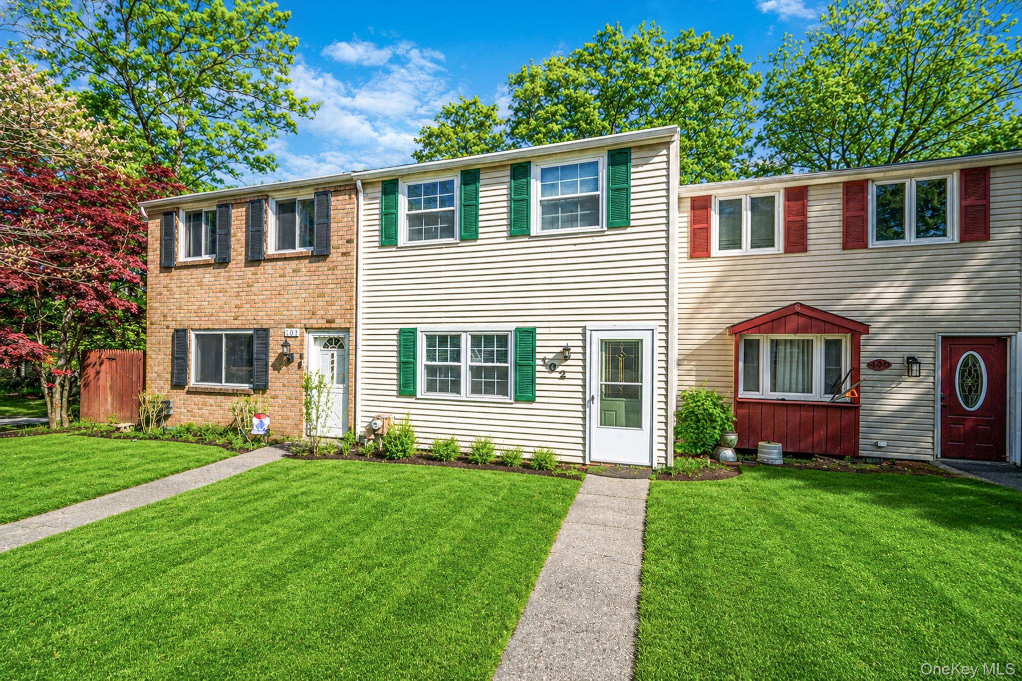 102 Hill SPUR, Calverton, NY 11933