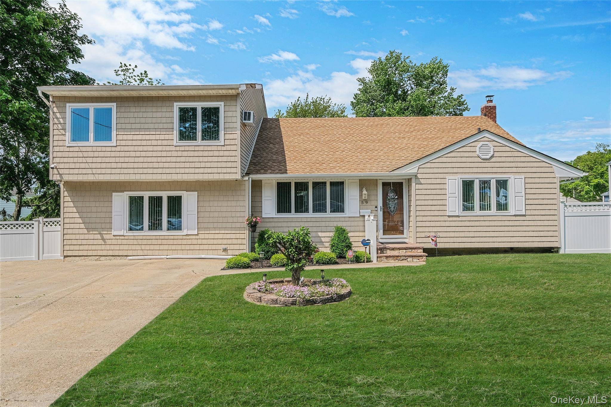 59 Maybrook RD, North Babylon, NY 11703