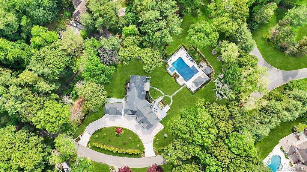 2 Chelmsford DR, Muttontown, NY 11545