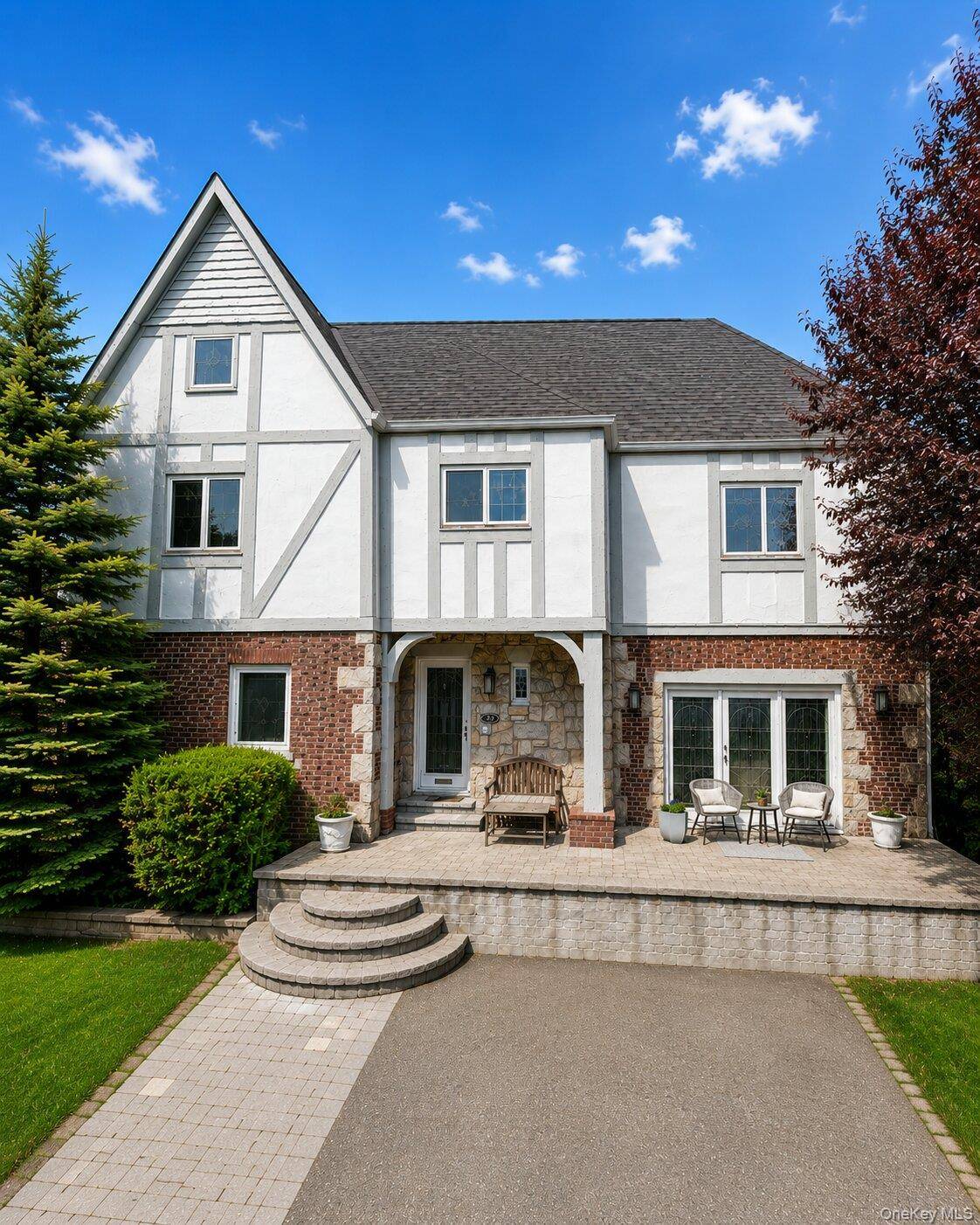 6 Manor LN, Woodsburgh, NY 11598