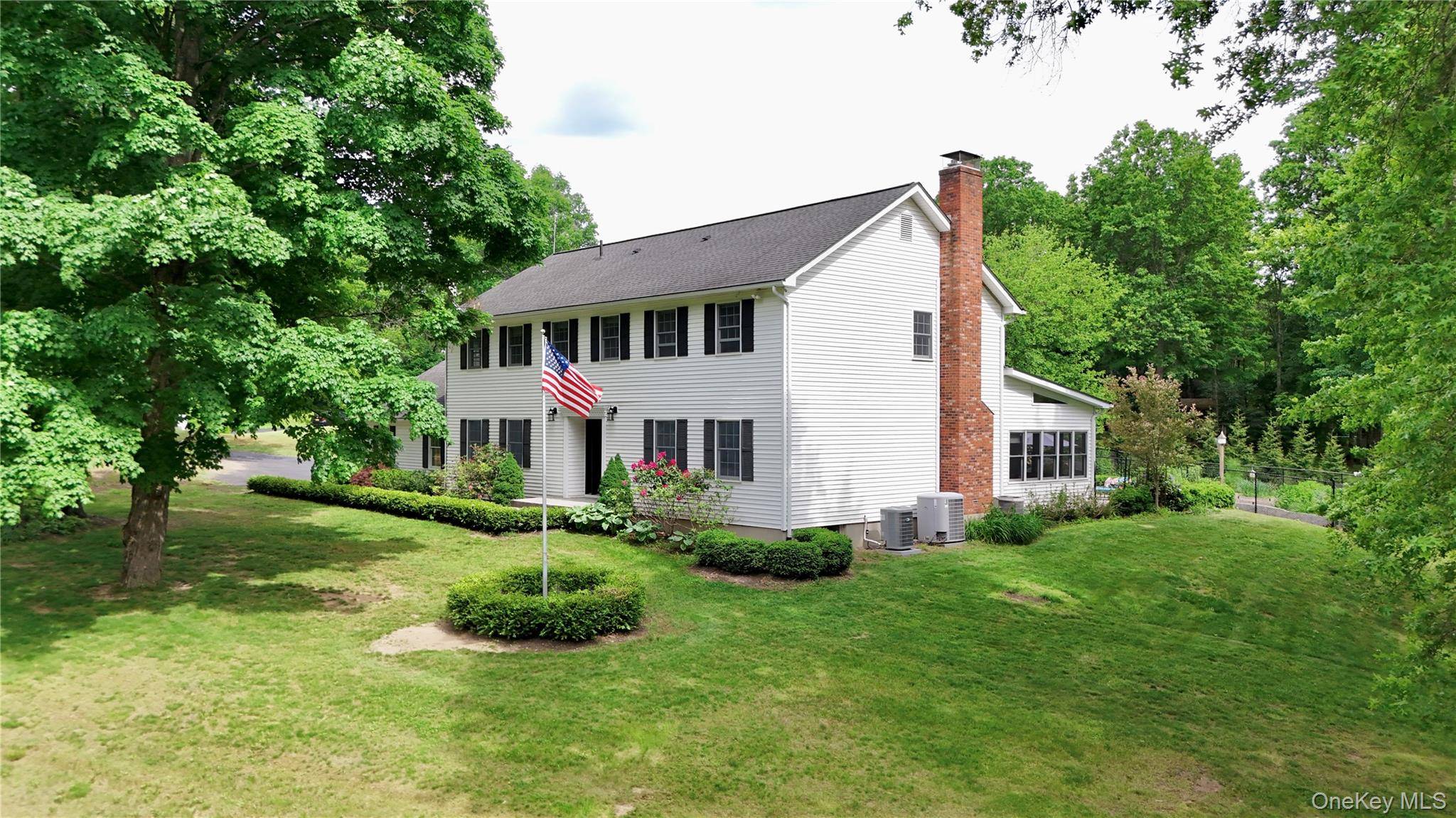 14 Wagner DR, Rock Tavern, NY 12575