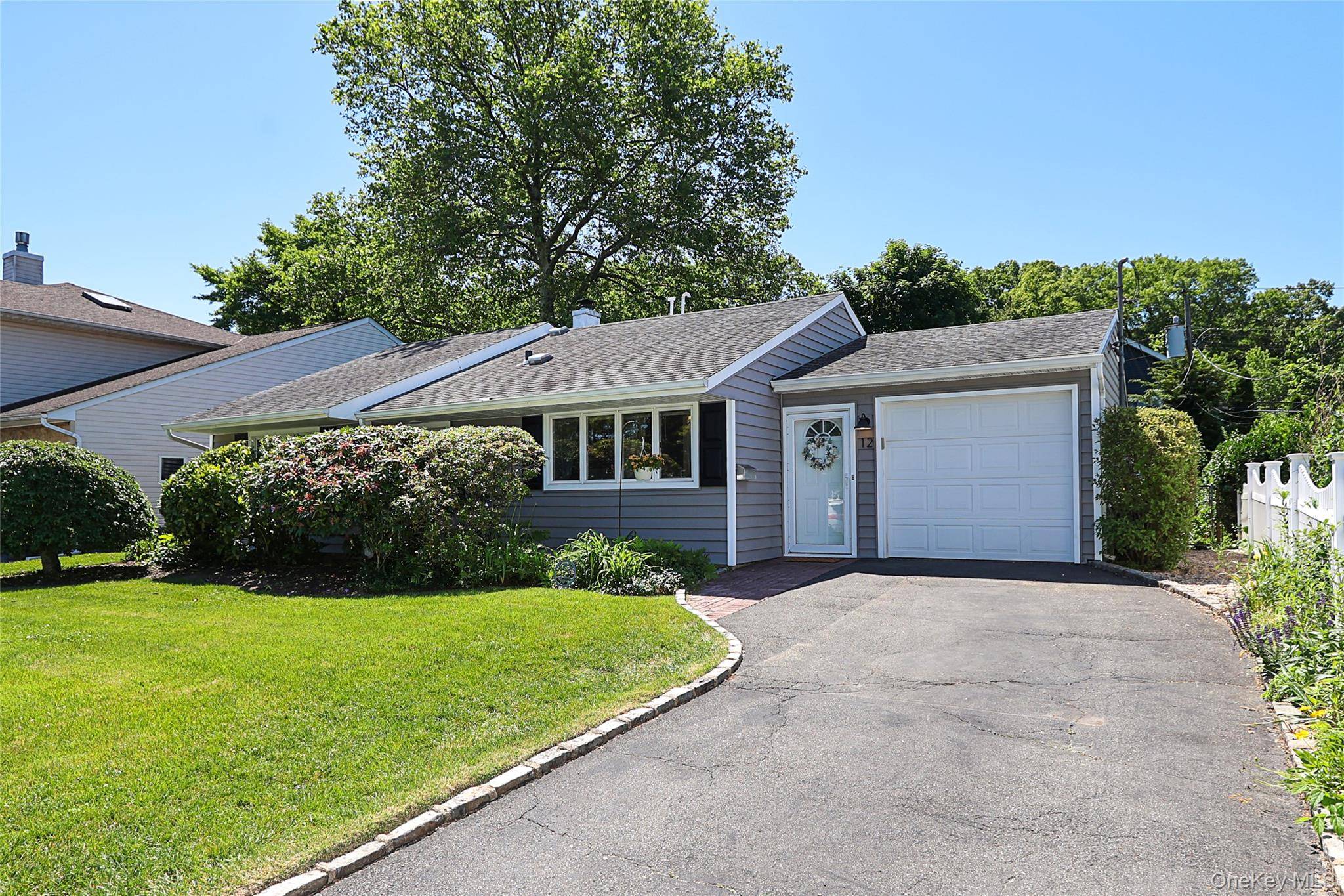 12 Ronan RD, Glen Cove, NY 11542