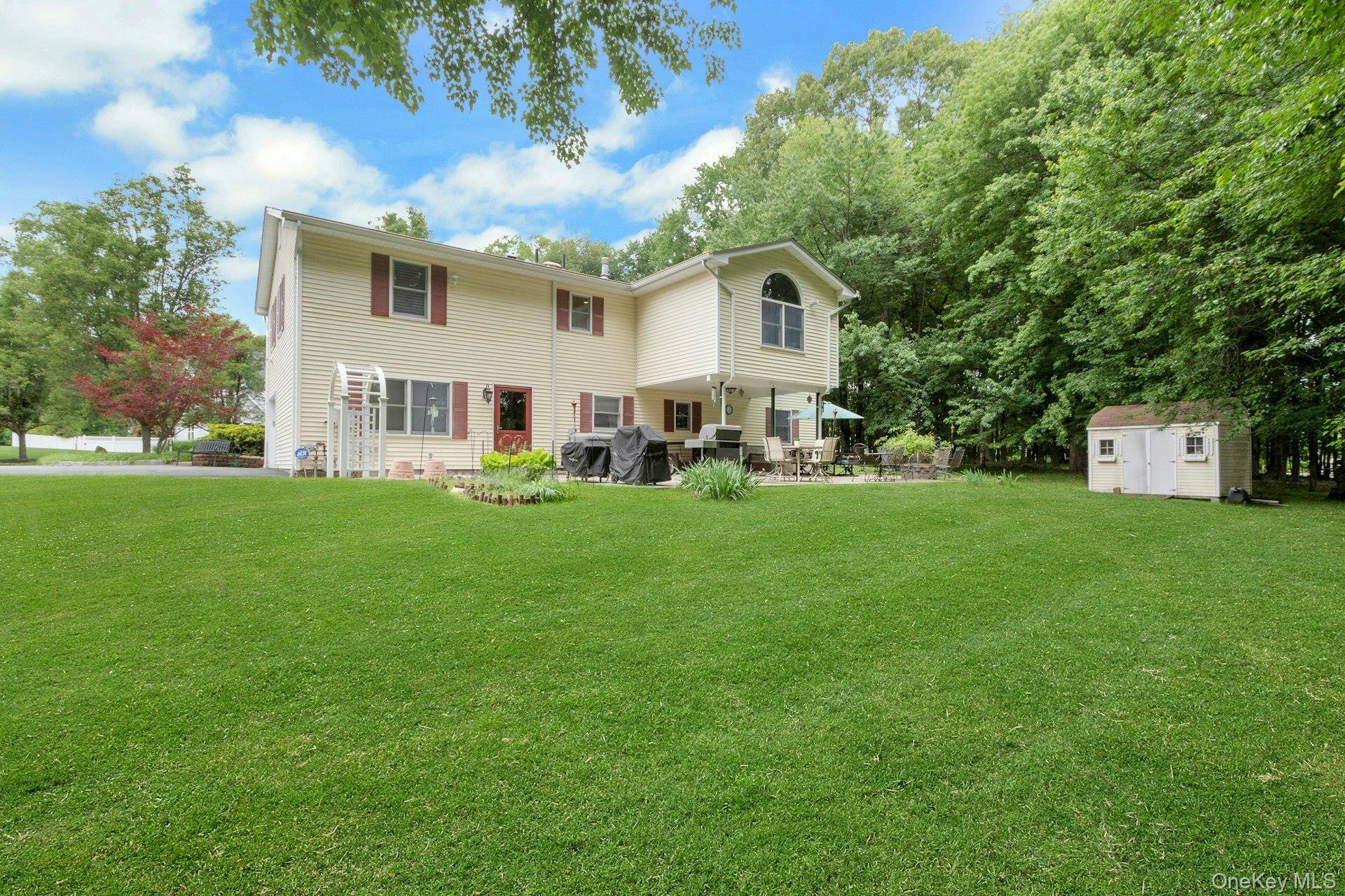 19 Flower LN, Valley Cottage, NY 10989