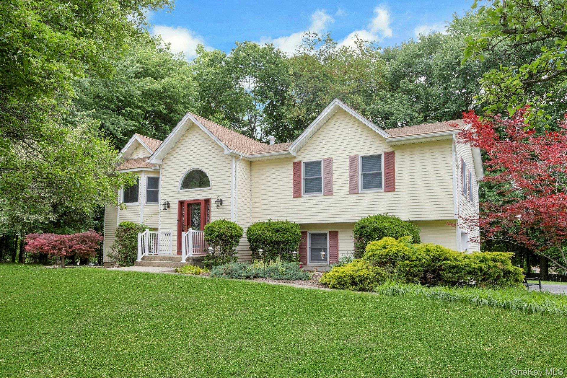19 Flower LN, Valley Cottage, NY 10989