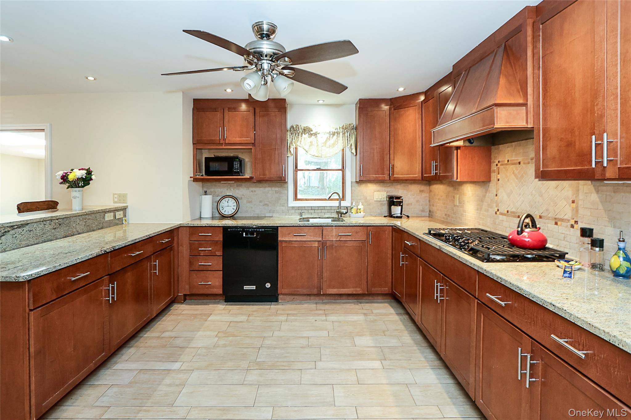 114 Hilldale RD, Albertson, NY 11507
