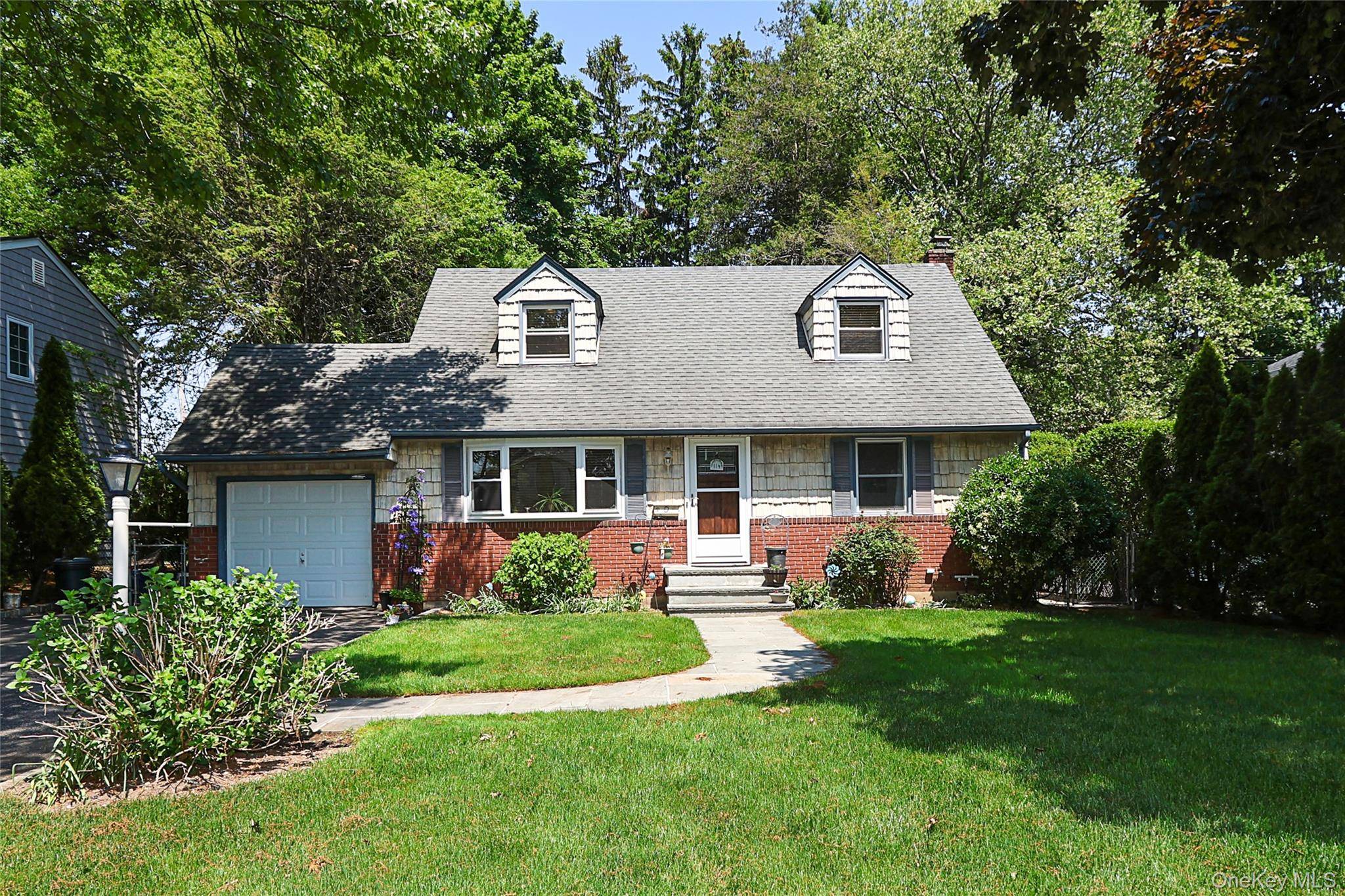 114 Hilldale RD, Albertson, NY 11507