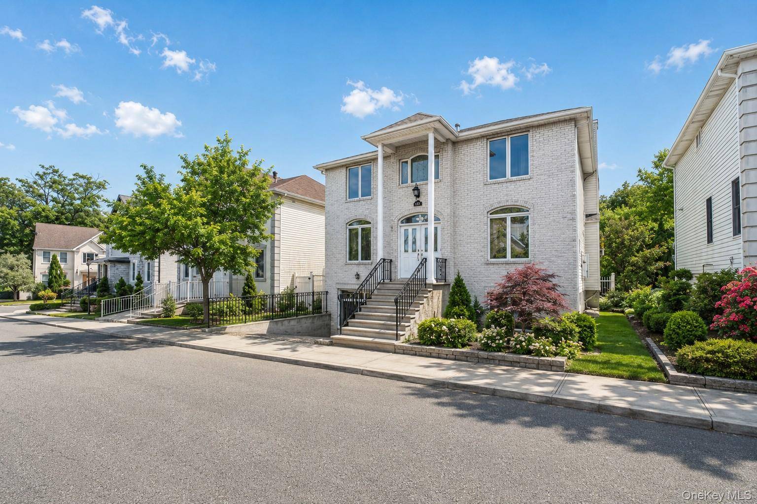 34 Putters Ct, Staten Island, NY 10301