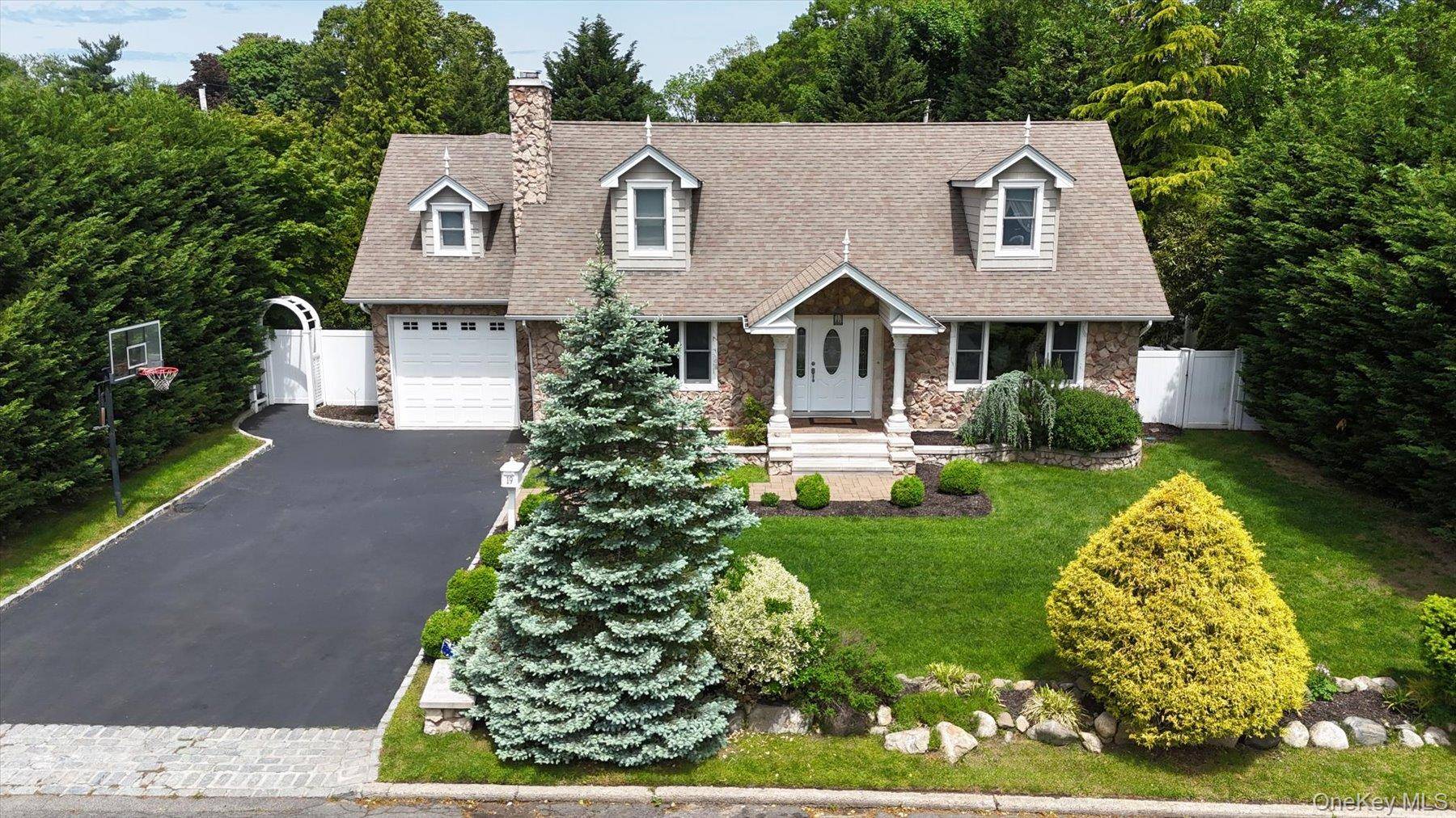 19 Gruber DR, Glen Cove, NY 11542