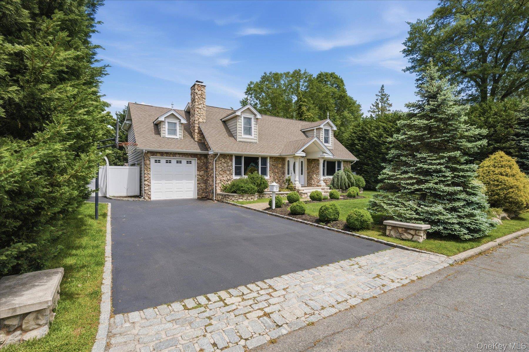 19 Gruber DR, Glen Cove, NY 11542