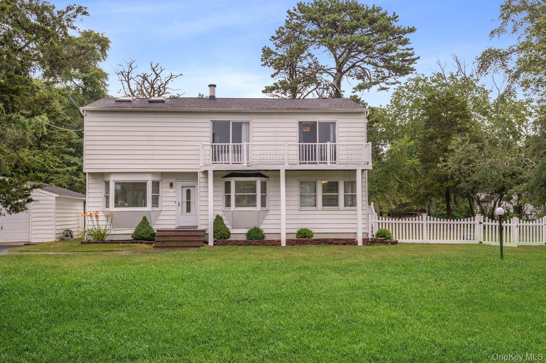 5 Hyler DR, Hampton Bays, NY 11946