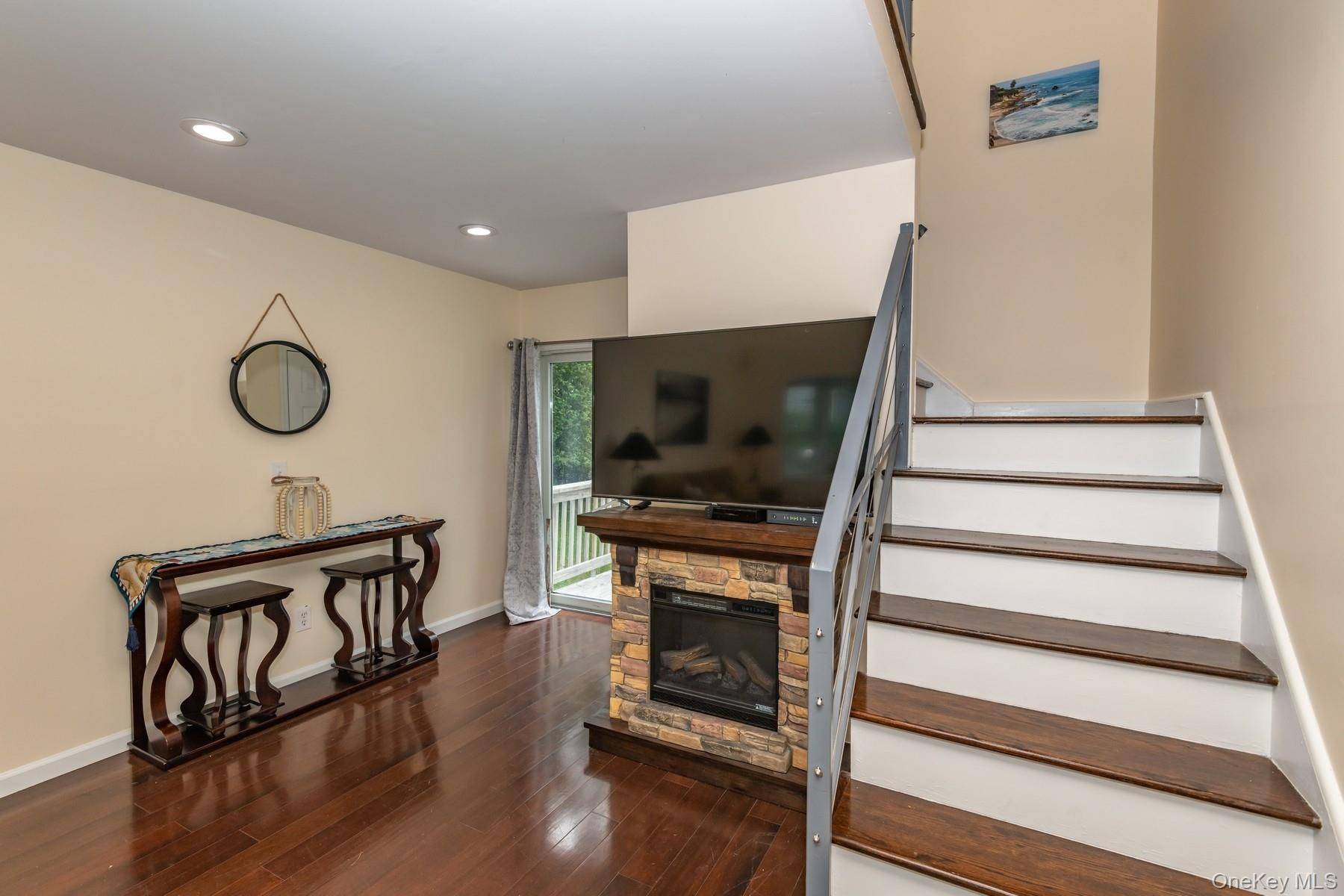 5 Hyler DR, Hampton Bays, NY 11946