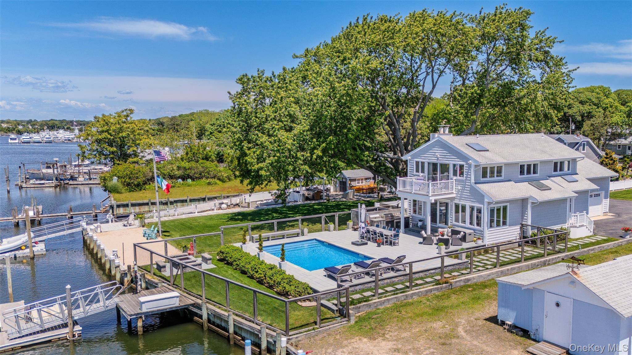 81 Beach RD, Aquebogue, NY 11901
