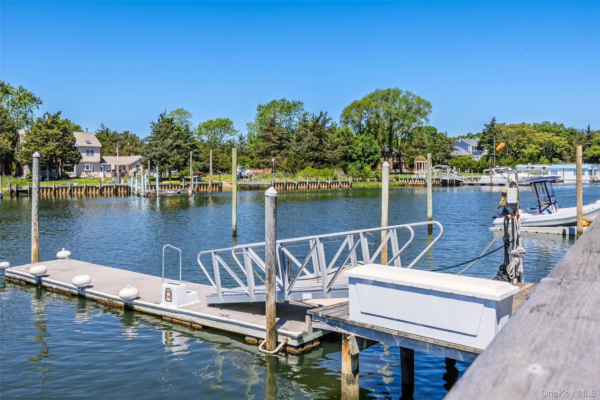 81 Beach RD, Aquebogue, NY 11901