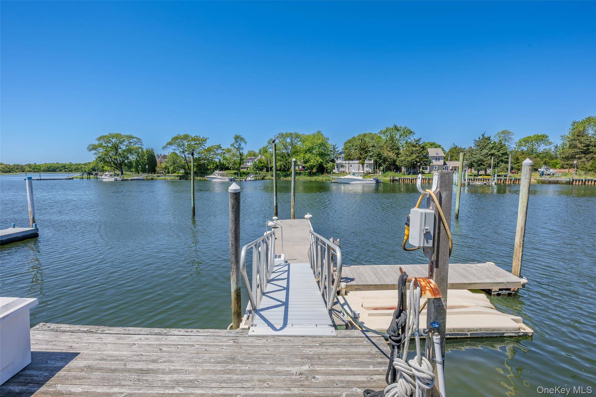 81 Beach RD, Aquebogue, NY 11901