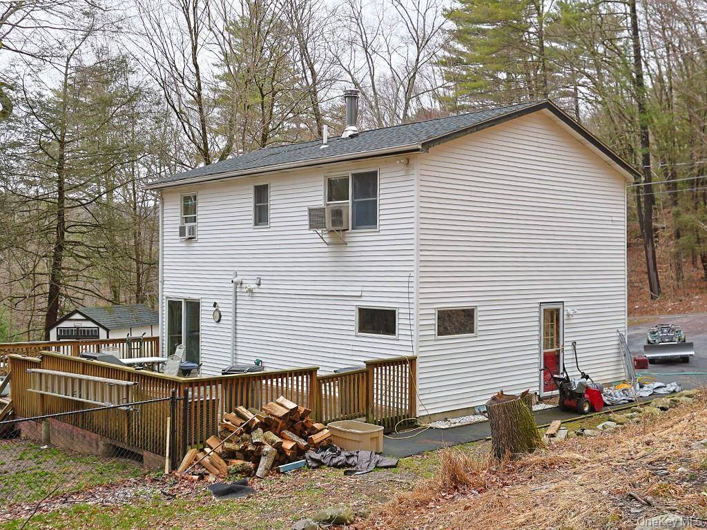 68 Kennel RD, Cuddebackville, NY 12729