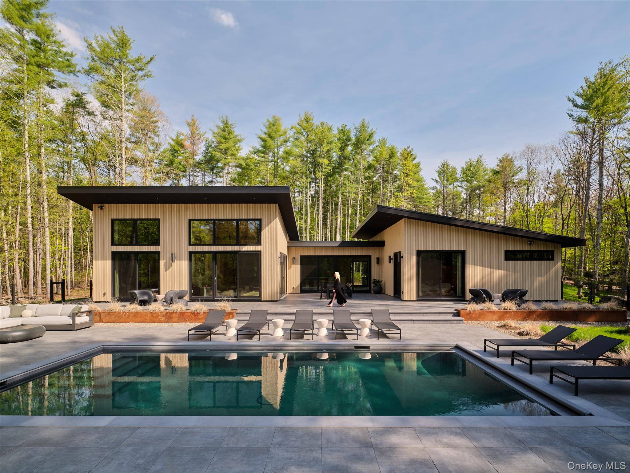 2 Stonecreek RD, Woodstock, NY 12498