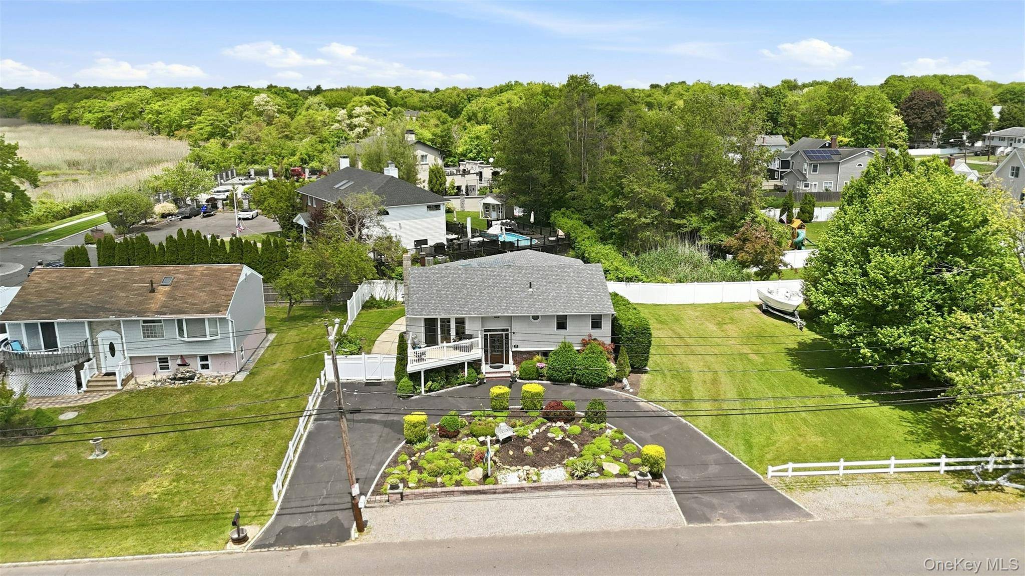 661 Shore DR, Oakdale, NY 11769