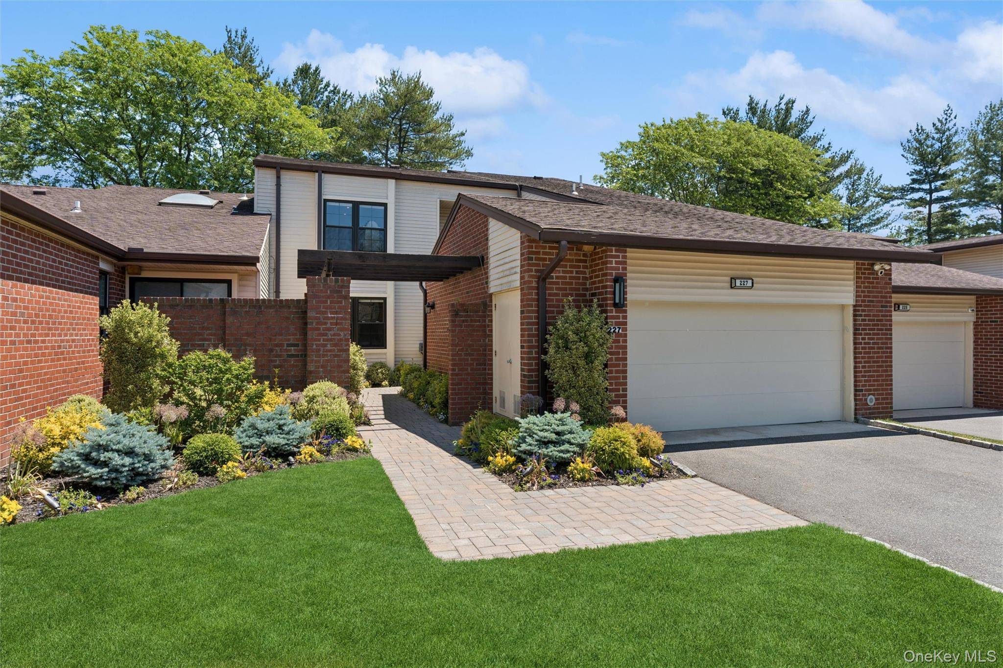 227 Ibis CT, Manhasset, NY 11030