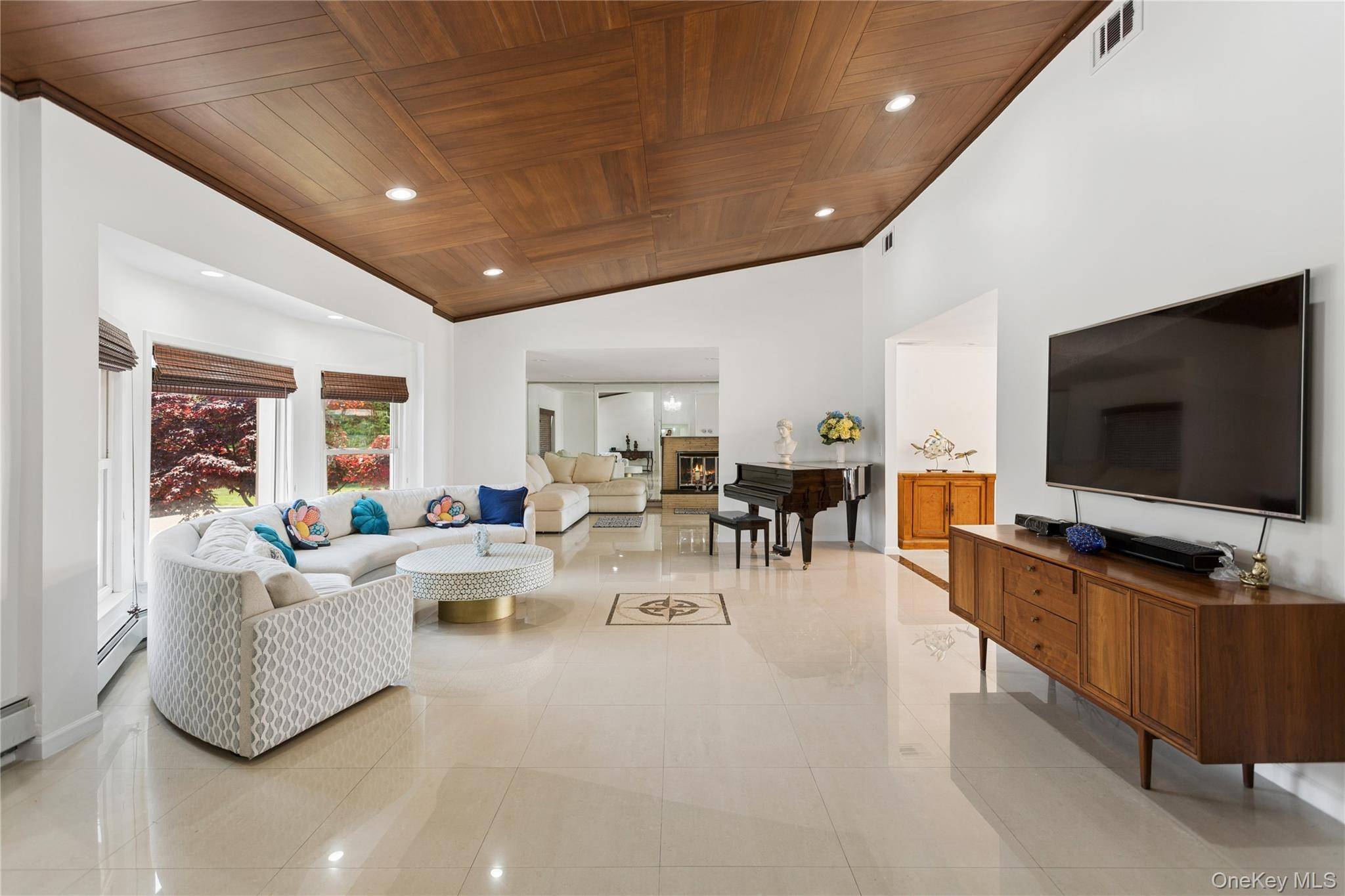 996 Wateredge PL, Hewlett Harbor, NY 11557