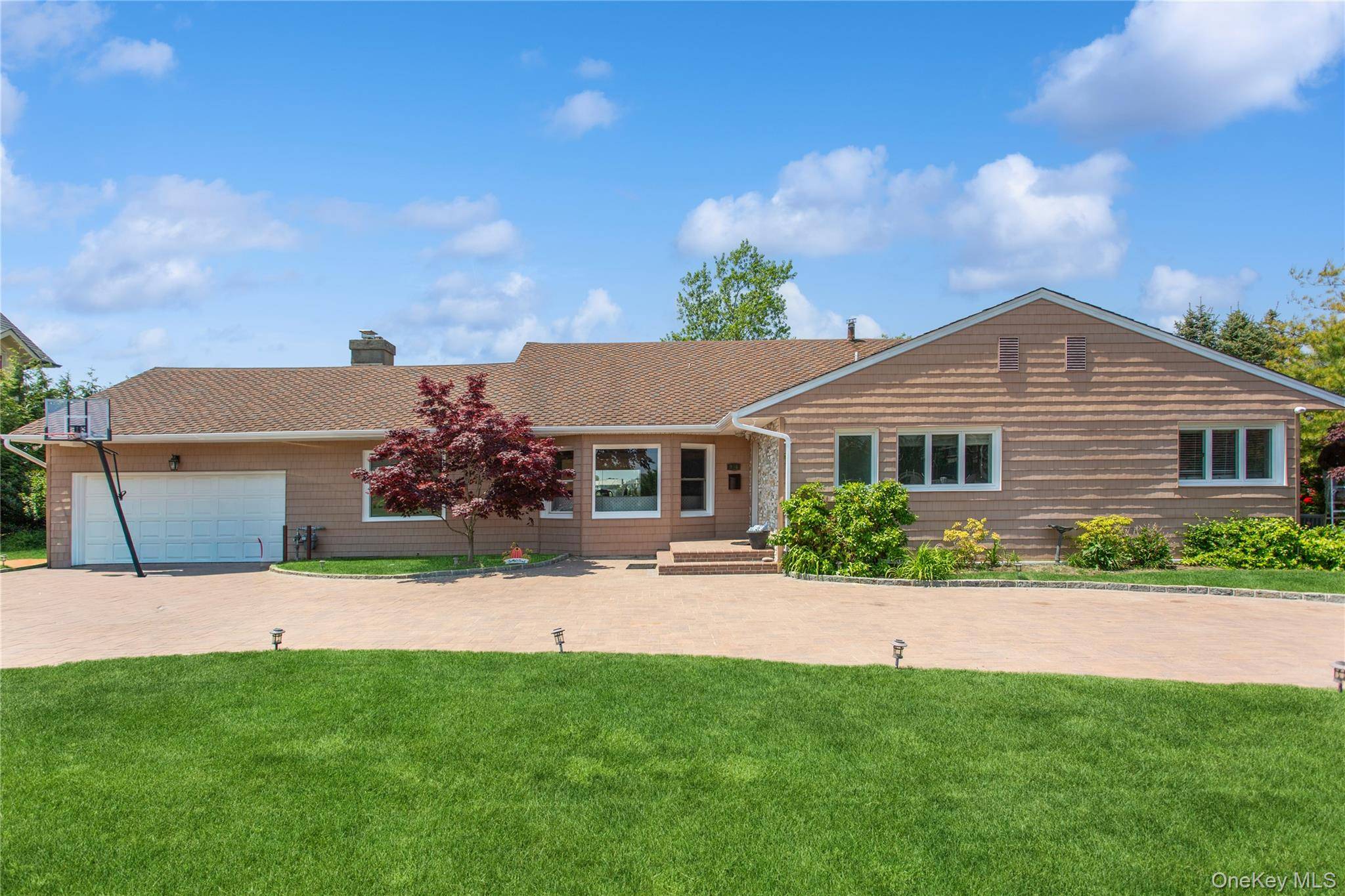 996 Wateredge PL, Hewlett Harbor, NY 11557