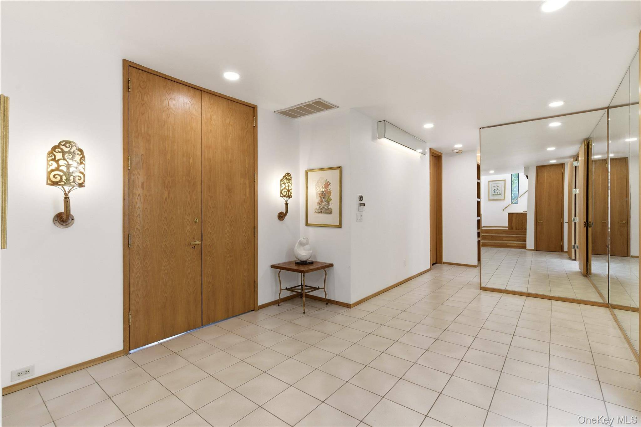 6 Deepwood CT, Old Westbury, NY 11568